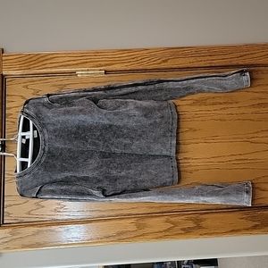 Long sleeved grey top